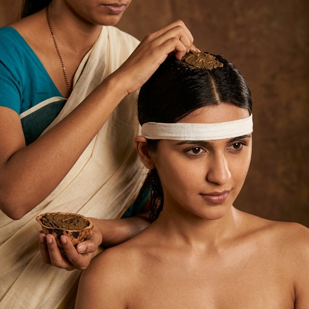 ABHYANGAM & THALAM  (sapukan pes herba pada kepala)